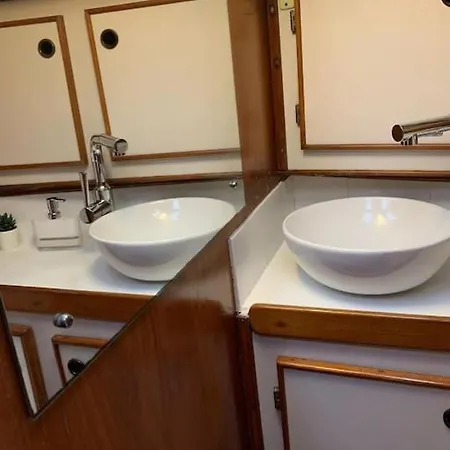 Båthotell Tiny B Is Waiting For You!