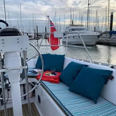 Båthotell Tiny B Is Waiting For You!