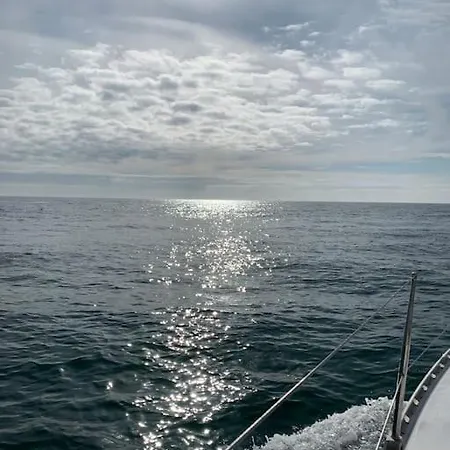 Tiny B Is Waiting For You! Båthotell Portimão