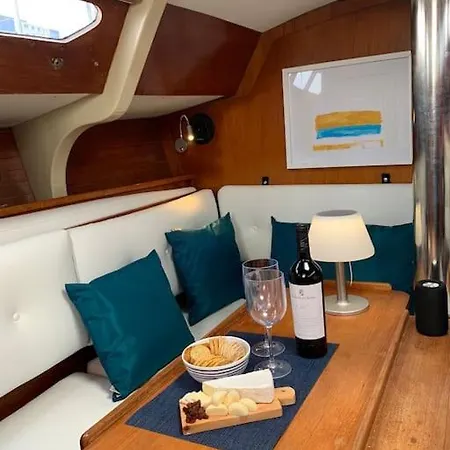 Tiny B Is Waiting For You! Ботель *