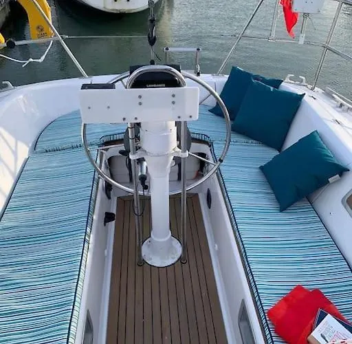 Tiny B Is Waiting For You! Botel *