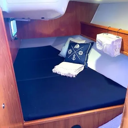 Hotel en barco Tiny B Is Waiting For You!