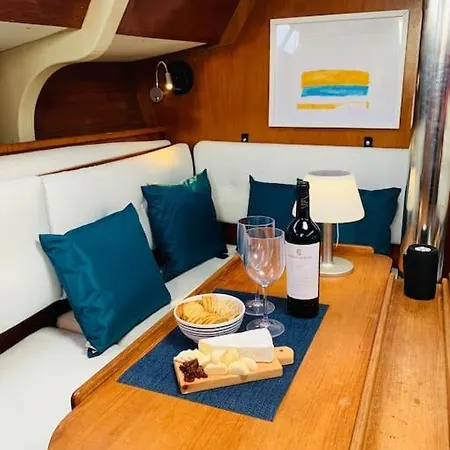 Tiny B Is Waiting For You! Hotel en barco