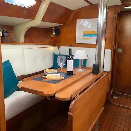 Hotel en barco Tiny B Is Waiting For You!