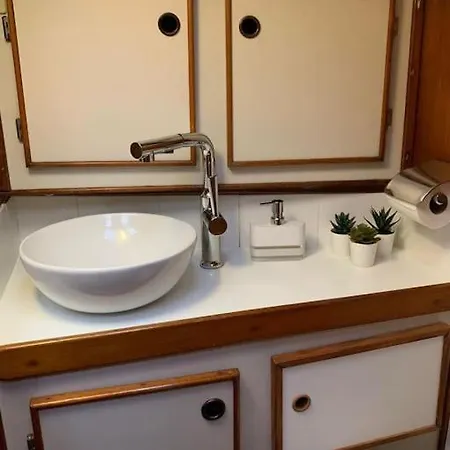 Hotel en barco Tiny B Is Waiting For You! *