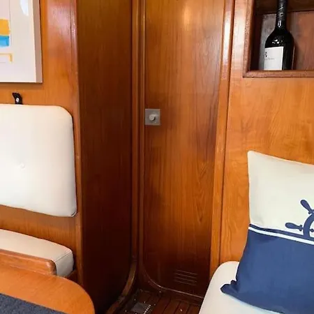 Tiny B Is Waiting For You! Hotel en barco